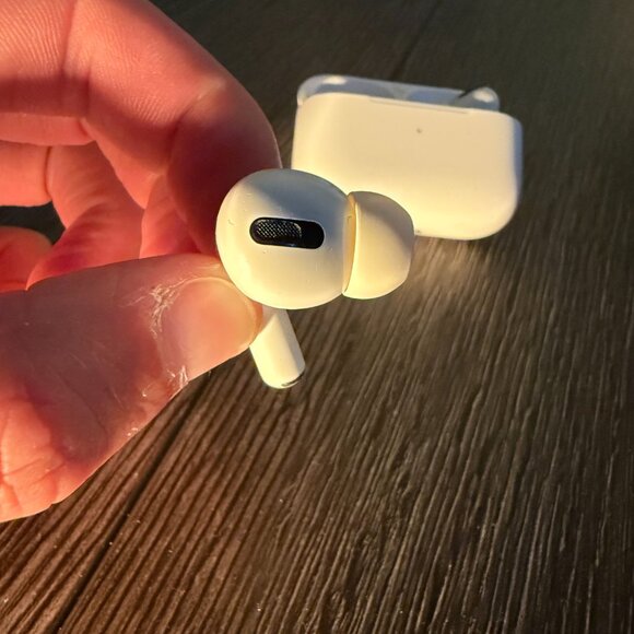 AirPods Pro 1st Generation - Picture 3 of 3